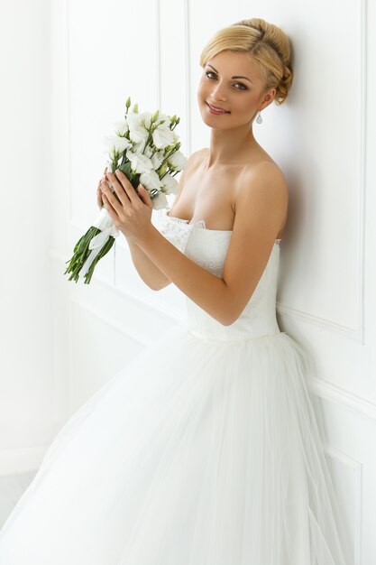 Bella sposa con bouquet