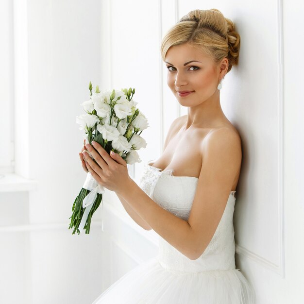 Bella sposa con bouquet