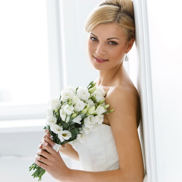 Bella sposa con bouquet