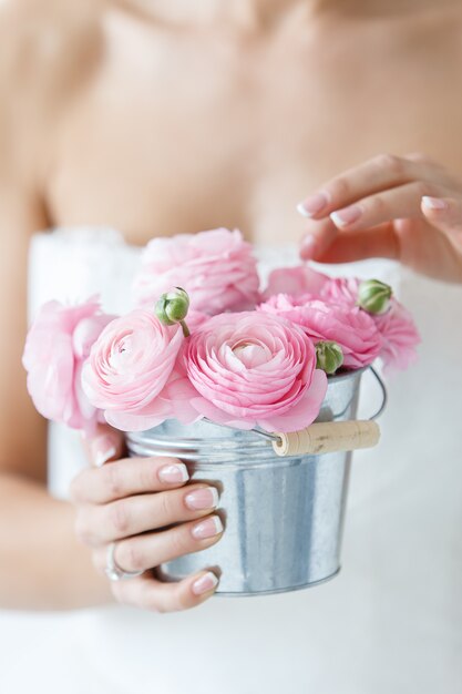 Bella sposa con bouquet