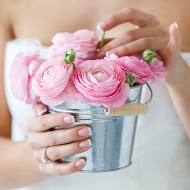 Bella sposa con bouquet