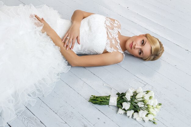 Bella sposa con bouquet