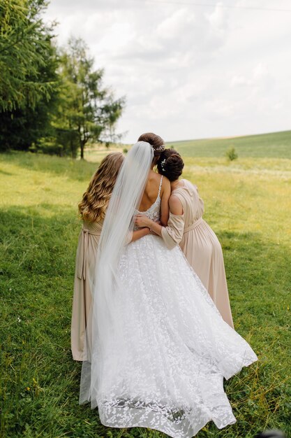 Bella sposa in abito bianco in posa.