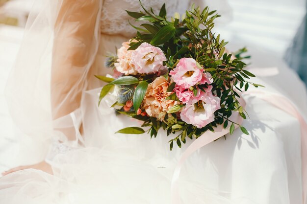 Bella sposa in un abito da sposa bianco lungo