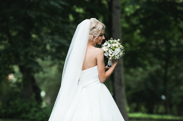 Bella sposa nel parco