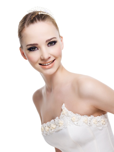 Bella sposa sorridente che indossa l'abito da sposa.