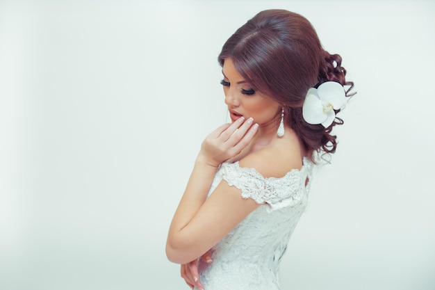 Bella sposa su sfondo bianco