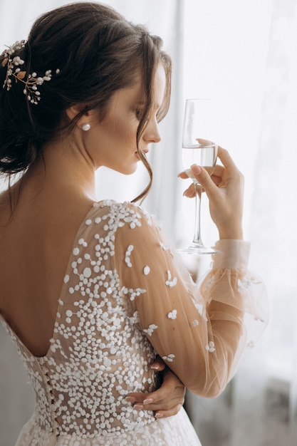 Bella sposa tenendo il bicchiere di champagne