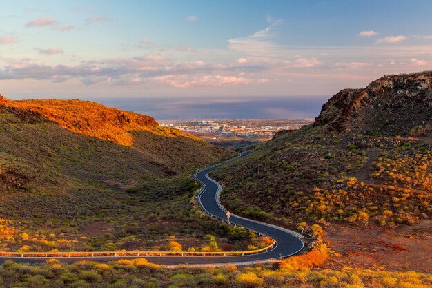 Bella strada vuota attraverso il canyon verso l'Oceano Atlantico sull'isola di Gran Canaria