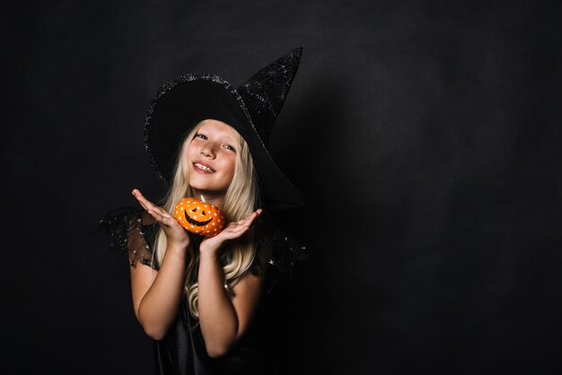 Bella strega che dimostra Jack-o-lantern