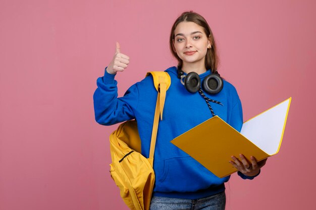 Bella studentessa in piedi che mostra super sorridente