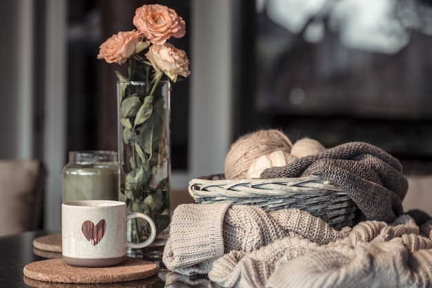 Bella tazza con un cuore, autunno accogliente.