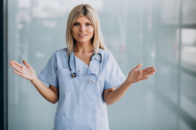 Bella terapista femmina in clinica