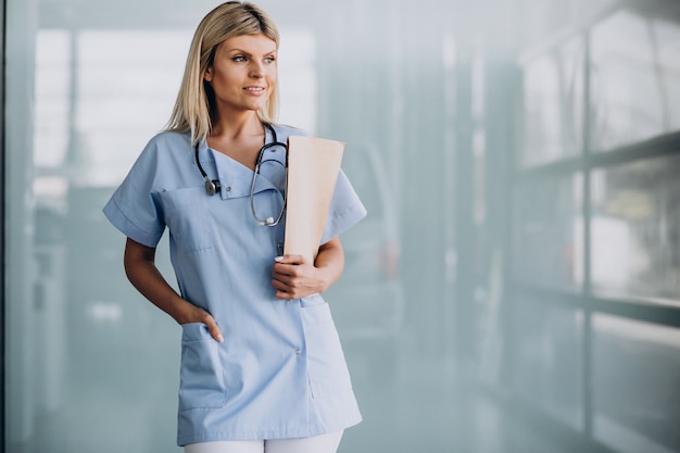 Bella terapista femmina in clinica