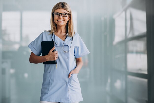 Bella terapista femmina in clinica