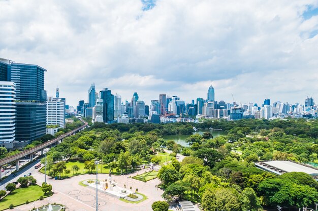 Bella torre ed architettura d&#39;ufficio nella città di bangkok