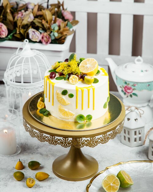 Bella torta decorata con limone