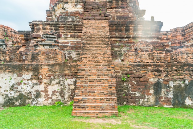 Bella vecchia architettura storica di Ayutthaya in Thailandia