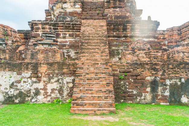 Bella vecchia architettura storica di Ayutthaya in Thailandia