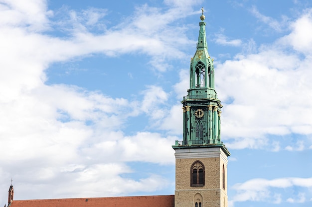 Bella vecchia torre dell'orologio contro il cielo