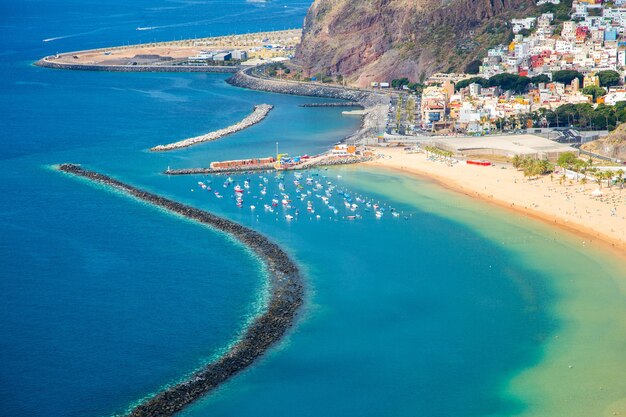 Bella veduta aerea della vista della spiaggia di Teresitas sull'isola di Tenerife