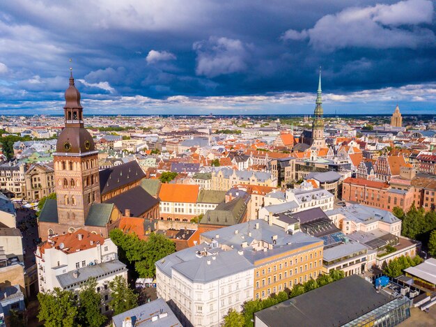 Bella veduta aerea di Riga, Lettonia in una giornata nuvolosa