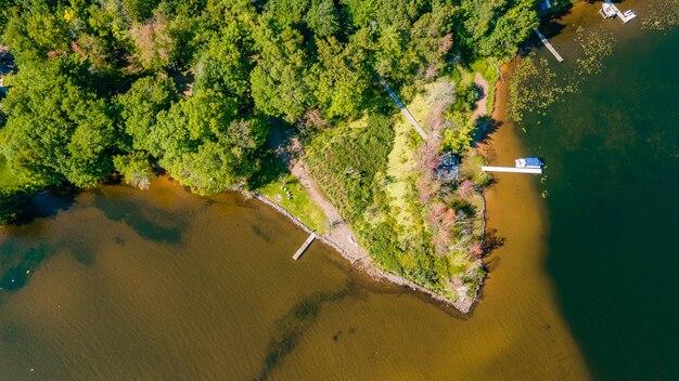 Bella veduta aerea di un lago e del verde circostante