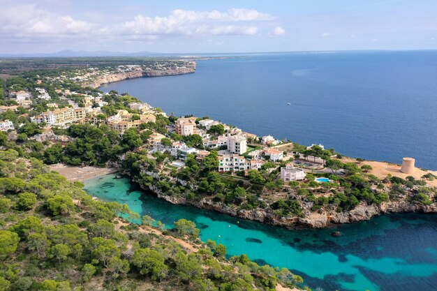 Bella vista aerea della spiaggia di Cala s'Almunia, Spainb