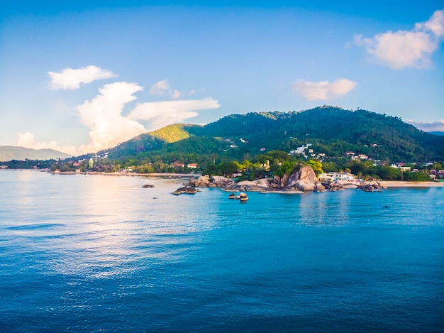 Bella vista aerea della spiaggia e mare o oceano