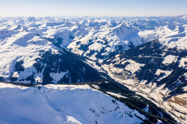 Bella vista aerea di una stazione sciistica e di un villaggio in un paesaggio di montagne, nelle Alpi