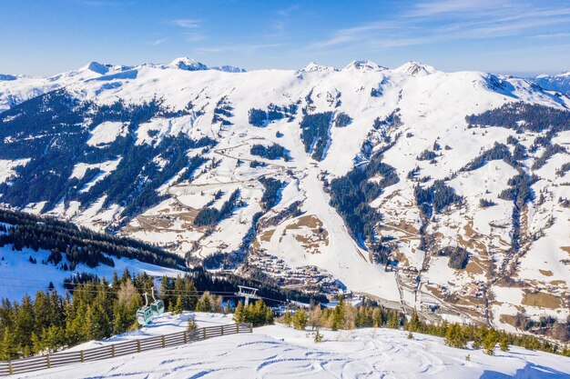 Bella vista aerea di una stazione sciistica e di un villaggio in un paesaggio di montagne, nelle Alpi