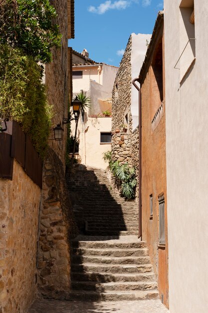 Bella vista con vecchi gradini