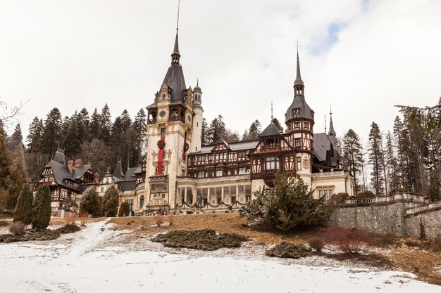 Bella vista del castello di Peles a Sinaia, Romania. Castello medioevale