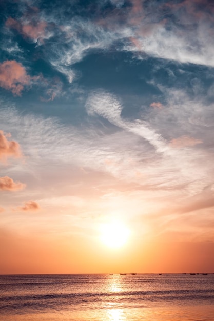 Bella vista del cielo al tramonto sulla spiaggia