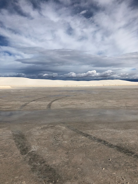 Bella vista del deserto sotto il cielo nuvoloso nel New Mexico