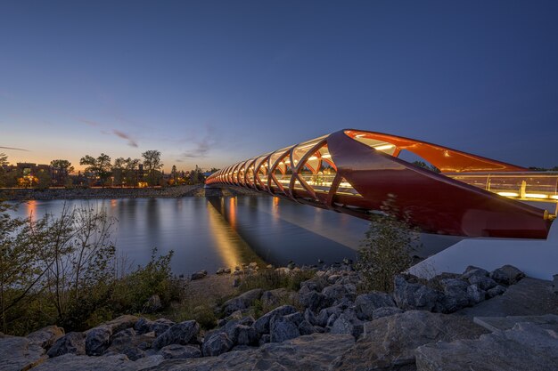 Bella vista del ponte della pace sul fiume catturato a Calgary, in Canada