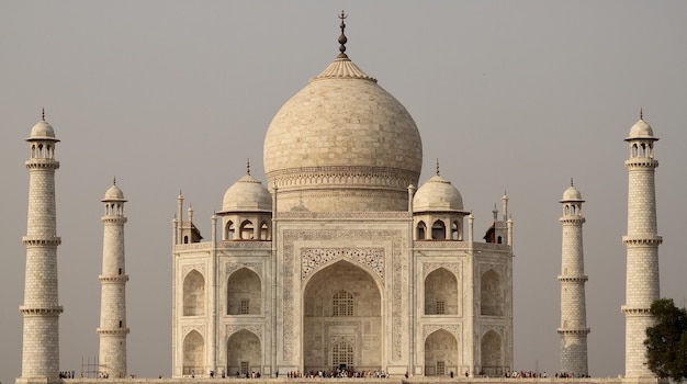 Bella vista del Taj Mahal durante il giorno con cupo