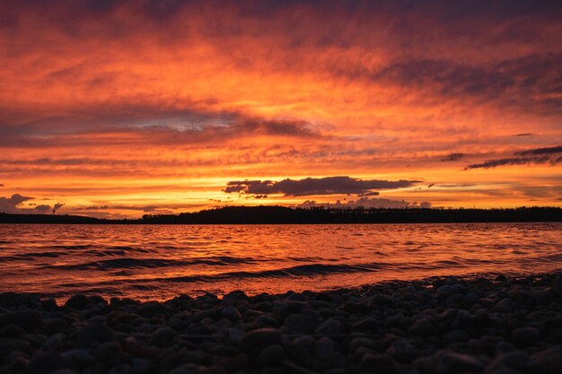 Bella vista del tramonto sul mare