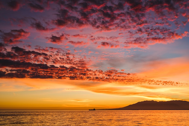 Bella vista del tramonto sul mare