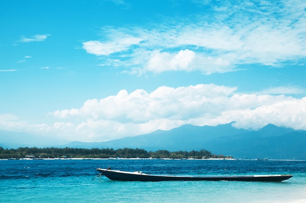 Bella vista della barca sulla spiaggia tropicale del mare Gili Trawangan Lombok Indonesia