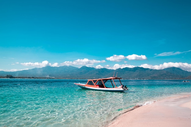Bella vista della barca sulla spiaggia tropicale del mare Gili Trawangan Lombok Indonesia