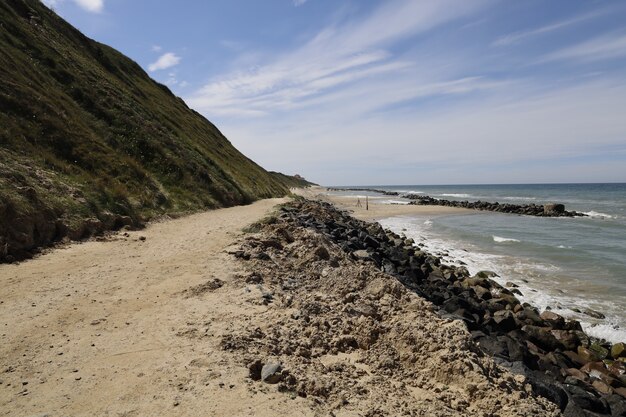 Bella vista della costa del Mare del Nord a Lønstrup durante il giorno