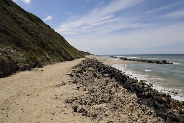 Bella vista della costa del Mare del Nord a Lønstrup durante il giorno