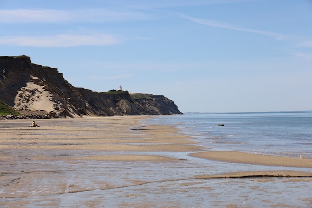 Bella vista della costa del Mare del Nord presso la spiaggia di Lønstrup durante il giorno