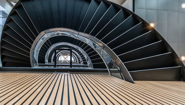 Bella vista della scala a chiocciola all'interno dell'edificio