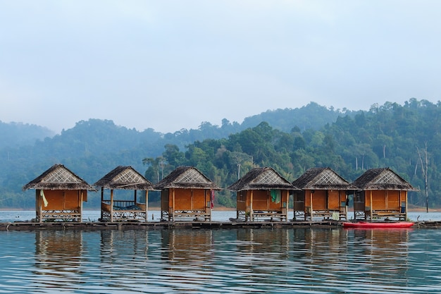 Bella vista delle capanne di legno sull'oceano catturato in Thailandia