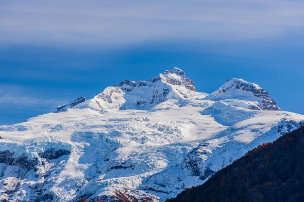 Bella vista dello stratovulcano innevato Tronador contro il cielo blu nelle Ande meridionali