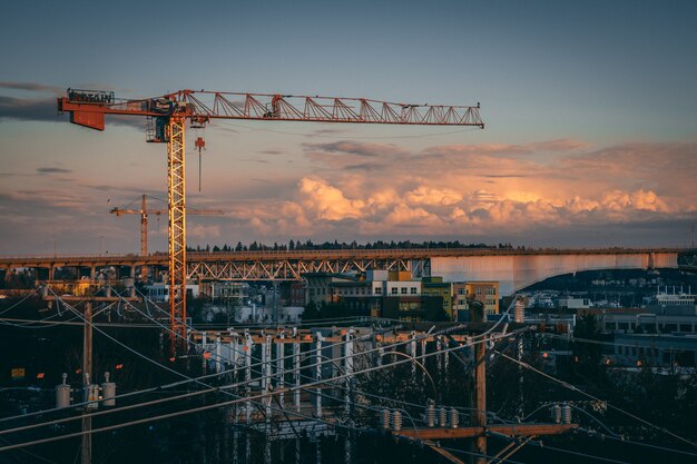 Bella vista di un cantiere in una città durante il tramonto