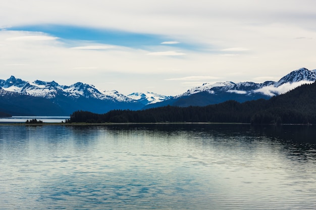 Bella vista di un ghiacciaio in un lago circondato dalle montagne dell'Alaska