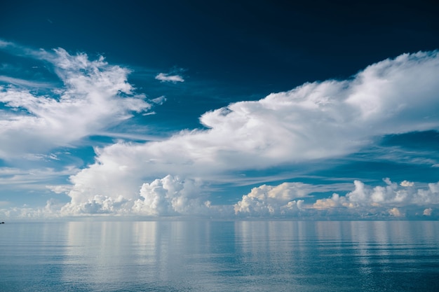 Bella vista di un mare con un cielo nuvoloso riflesso su di esso